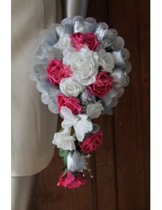 Bouquet de Mariée Tombant Argent Fushia avec roses, perles et tulle