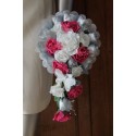 Bouquet de Mariée Tombant Argent Fushia avec roses, perles et tulle