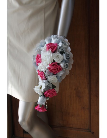 Bouquet de Mariée Tombant Argent Fushia avec roses, perles et tulle Bouquet de Mariée Tombant Argent Fushia avec roses, perles et tulle