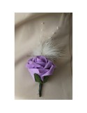 Belle Boutonnière pour marié avec rose parme et des plumes