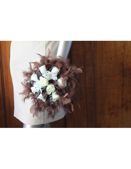 Bouquet de mariee Rond avec Roses et Arums, plumes chocolat