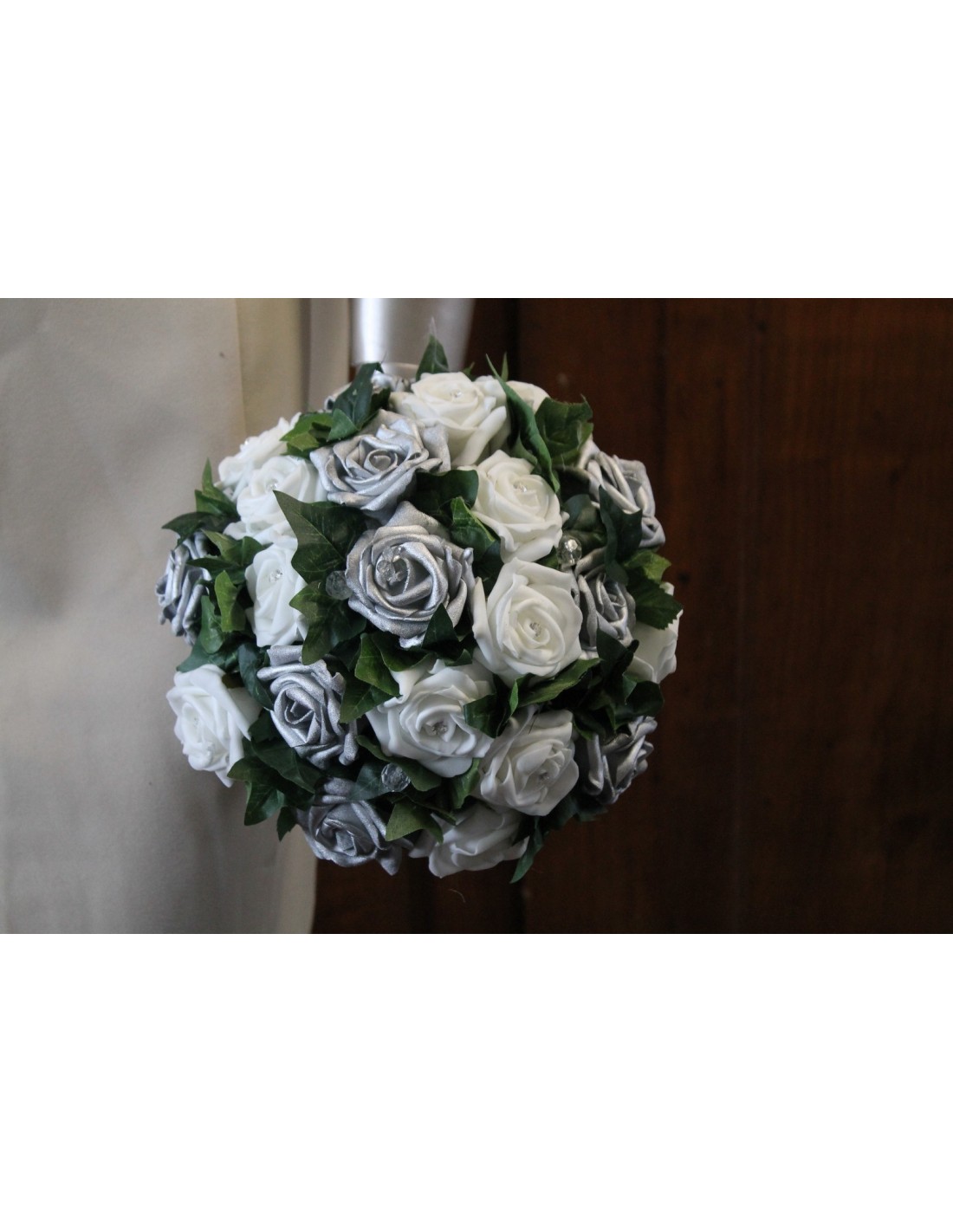 Bouquet de mariage blanc et gris argent avec roses, feuilles, diamant