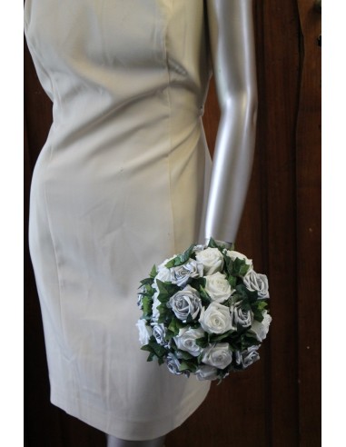 Bouquet de mariage blanc et gris argent avec roses, feuilles, diamant