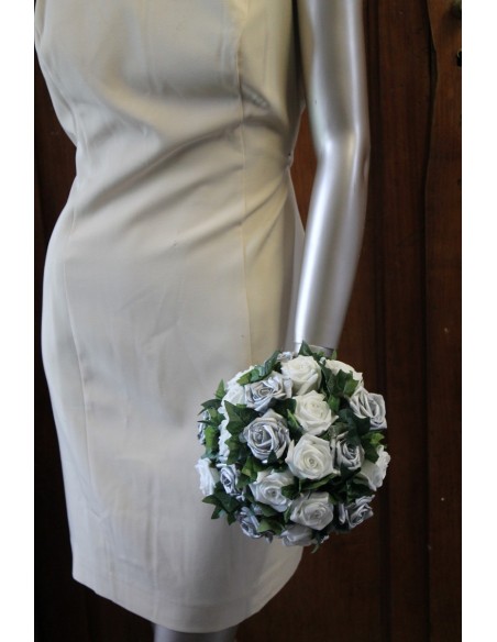 Bouquet de mariage blanc et gris argent avec roses, feuilles, diamant