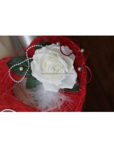 Coussin d'alliances pas cher thème cœur rotin rouge avec plumes 2