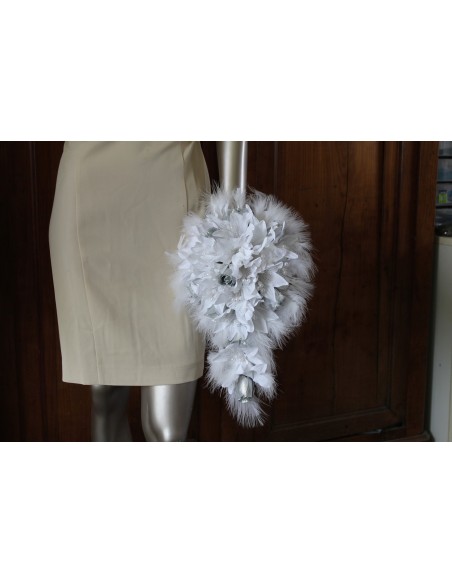 Bouquet de Mariée Cascade Lys Gris Argent avec des fleurs artificielles Bouquet de Mariée Cascade Lys Gris Argent avec des fleurs artificielles