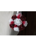 Bouquet de demoiselle d\'honneur avec roses bordeaux et plumes