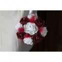 Bouquet de demoiselle d'honneur avec roses bordeaux et plumes