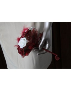 Bouquet de demoiselle d'honneur avec roses bordeaux et plumes 2