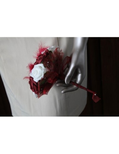 Bouquet de demoiselle d'honneur avec roses bordeaux et plumes