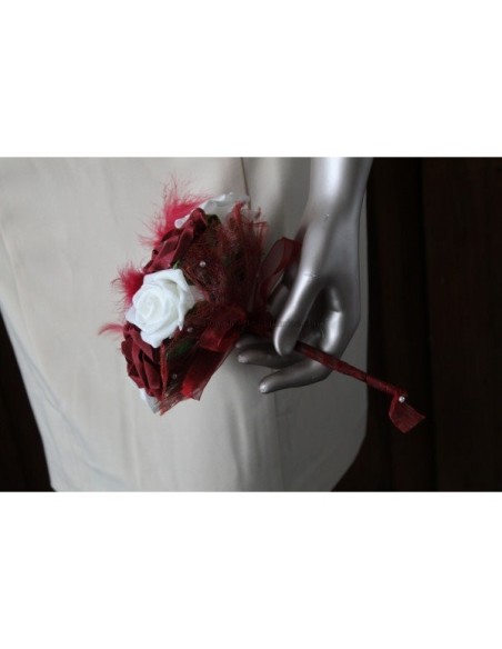 Bouquet de demoiselle d'honneur avec roses bordeaux et plumes