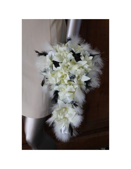 Bouquet mariage cascade thème perles et plumes ivoire, noir et gris 