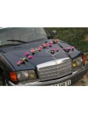 Belle décoration de voiture de mariage thème vert anis fuchsia