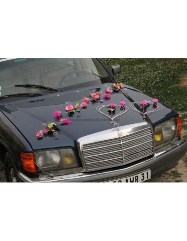 Belle décoration de voiture de mariage thème vert anis fuchsia