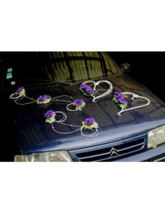 Cœurs de mariage et compositions pour voiture avec roses et rotin