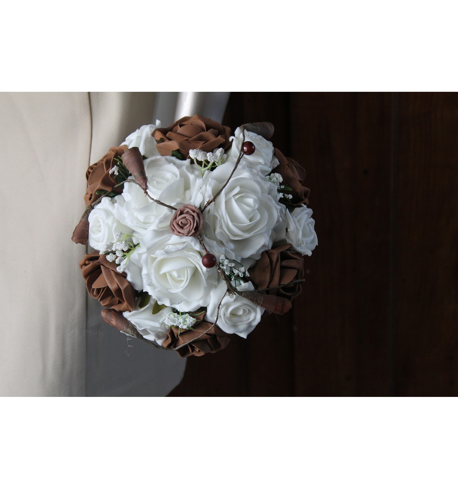 Bouquet Mariée Rond avec Roses Chocolat, Blanc et Perles