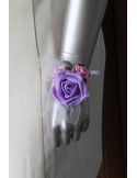 Bracelet de fleurs de mariage avec des roses couleur parme et rose