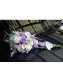Composition florale pour voiture de mariage avec des orchidée parme