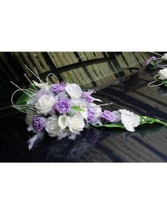 Composition florale pour voiture de mariage avec des orchidée parme
