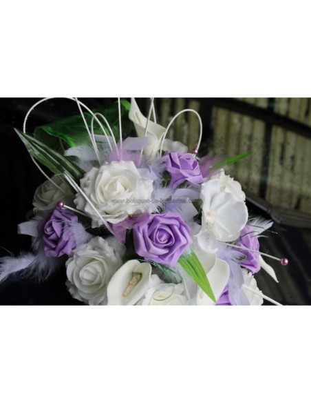 Composition florale pour voiture de mariage avec des orchidée parme