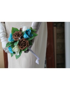 Bouquet Mariée Rond Charmant avec roses, perles, ruban et tulle