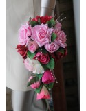 Bouquet de Mariée Tombant fait avec des Roses, Feuilles et Perles
