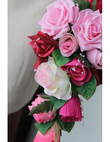 Bouquet de Mariée Tombant fait avec des Roses, Feuilles et Perles
