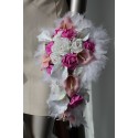 Bouquet de mariage cascade avec Arums, Roses et Diamants Fuchsia