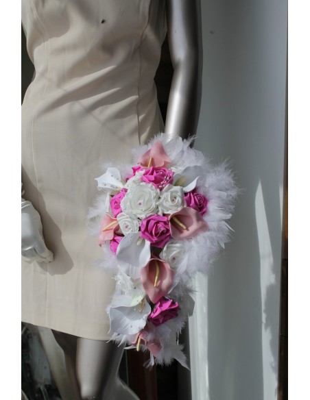Bouquet de mariage cascade avec Arums, Roses et Diamants Fuchsia Bouquet de mariage cascade avec Arums, Roses et Diamants Fuchsia