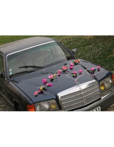Belle décoration de voiture de mariage thème vert anis fuchsia
