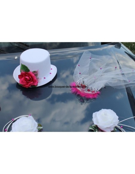 Composition pour voiture de mariage avec chapeau & voile fuchsia