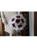 Bouquet de mariee rond thème bordeaux avec des perles et plumes