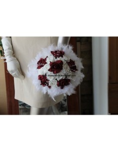 Bouquet de mariee rond thème bordeaux avec des perles et plumes