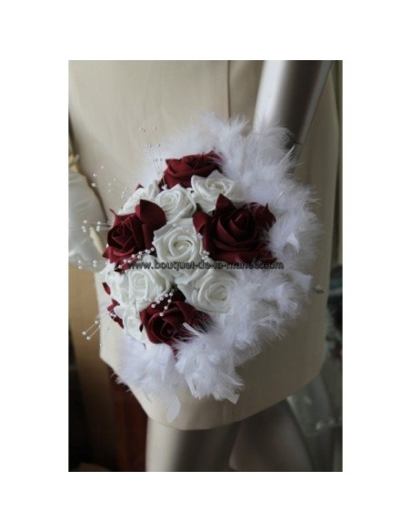 Bouquet de mariee rond thème bordeaux avec des perles et plumes