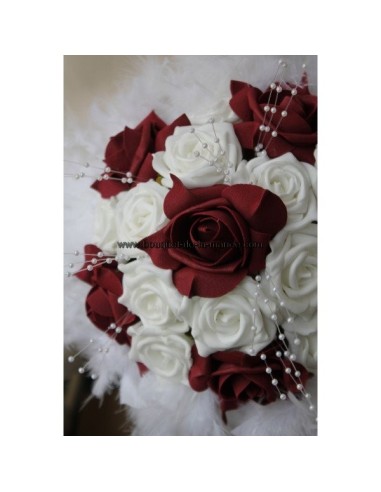 Bouquet de mariee rond thème bordeaux avec des perles et plumes