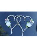 Décoration de voiture de mariage: 2 cœurs de rotin avec des roses