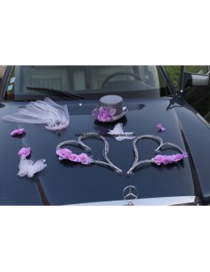 Décoration de voiture pour mariage avec des orchidées en coeurs