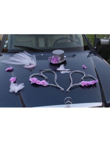 Décoration de voiture pour mariage avec des orchidées en coeurs