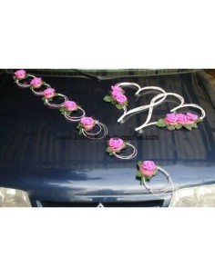 Décoration de voiture pour mariage fait avec des cœurs et roses