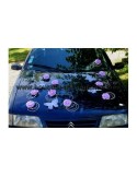 Décoration de voiture de mariage avec papillon parme et roses