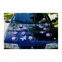 Décoration de voiture de mariage avec papillon parme et roses