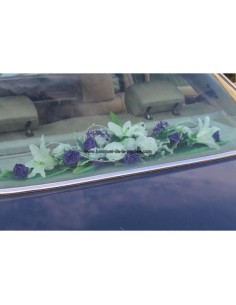 Composition florale pour mariage: décoration de la plage arrière de voiture