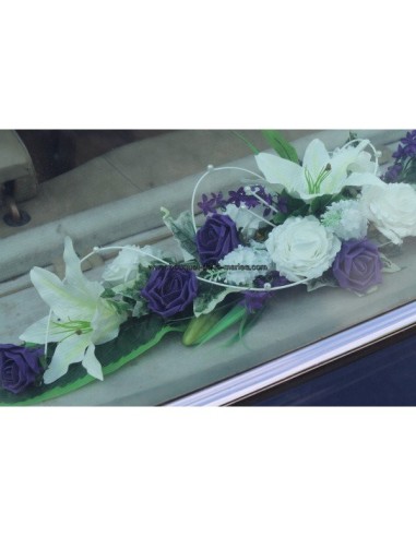 Composition florale pour mariage: décoration de la plage arrière de voiture