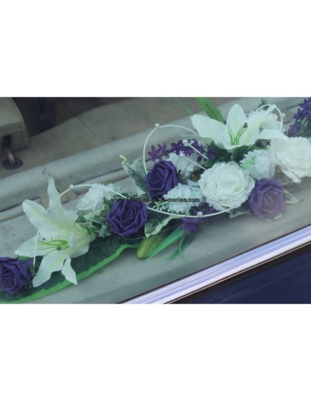 Composition florale pour mariage: décoration de la plage arrière de voiture