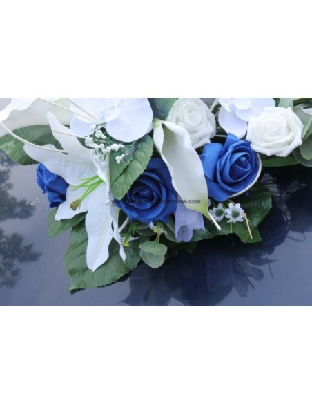 Splendide Bouquet de voiture de mariage avec roses bleu et blanches Splendide Bouquet de voiture de mariage avec roses bleu et blanches