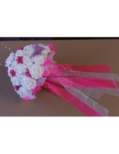Bouquet de mariée rond fait de belles roses blanches et fuchsia