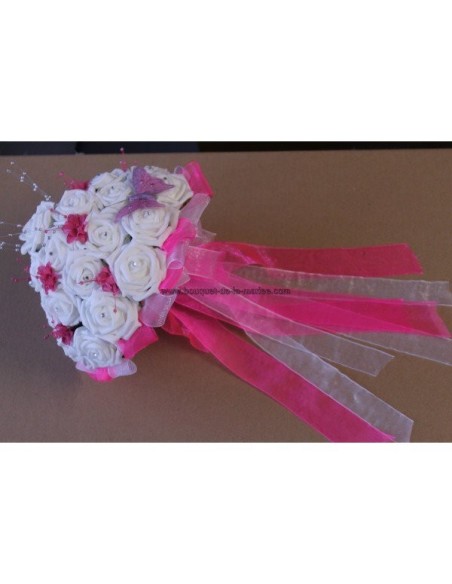 Bouquet de mariée rond fait de belles roses blanches et fuchsia 