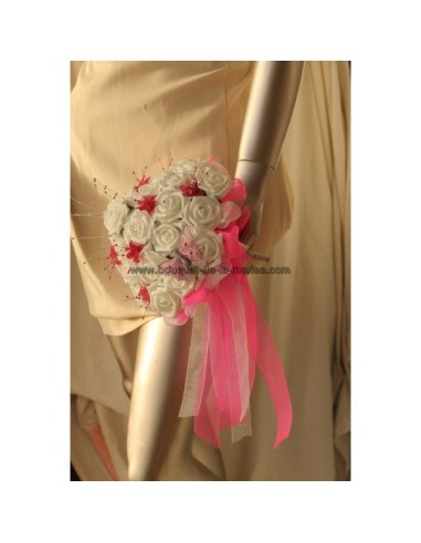 Bouquet de mariée rond fait de belles roses blanches et fuchsia 