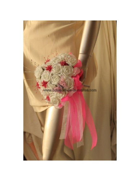 Bouquet de mariée rond fait de belles roses blanches et fuchsia 