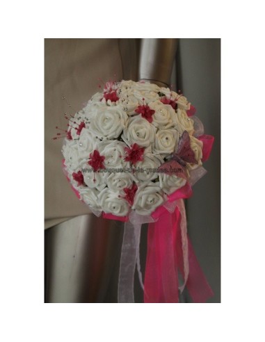Bouquet de mariée rond fait de belles roses blanches et fuchsia 